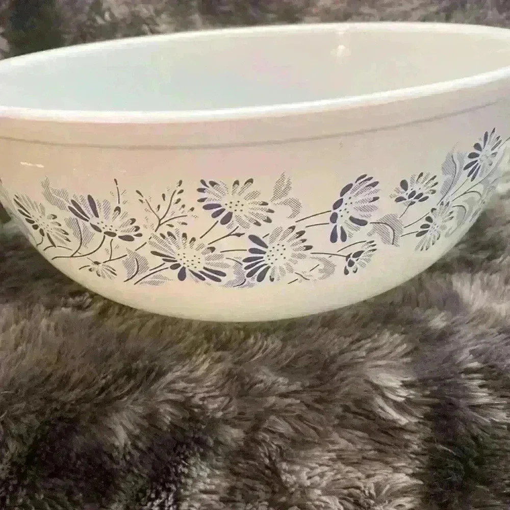 Vintage Pyrex #404, 4 litre Colonial Mist Blue Mist bowl white with blue flowers - Picture 7 of 16